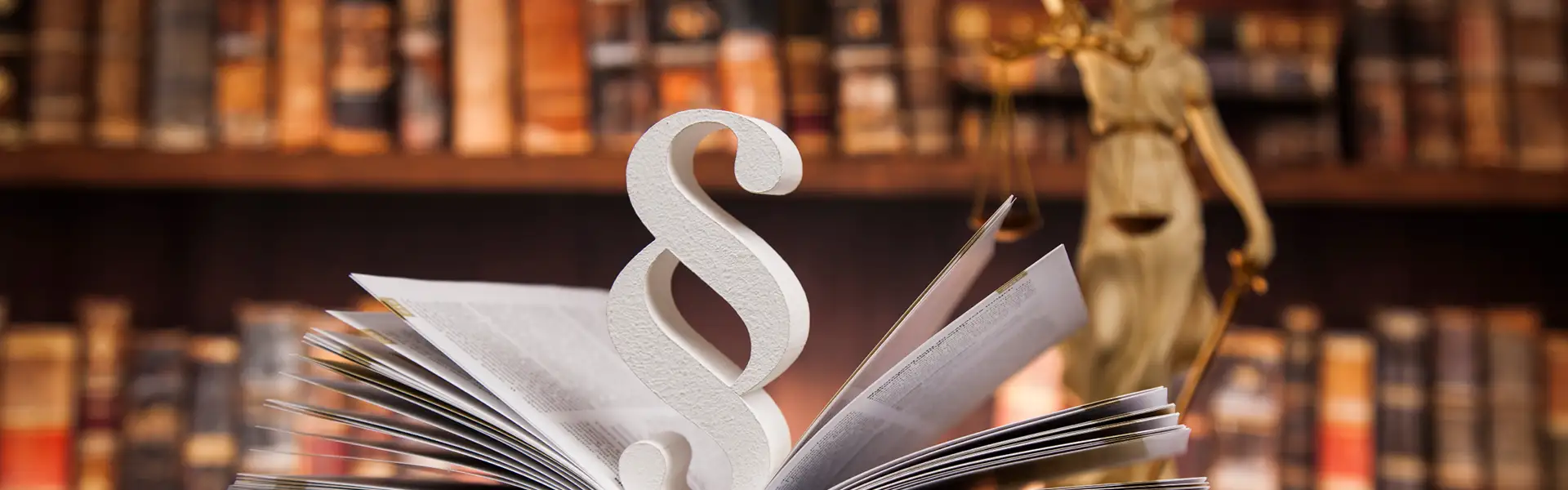 Aufgeschlagenes Gesetzbuch mit Paragrafenzeichen