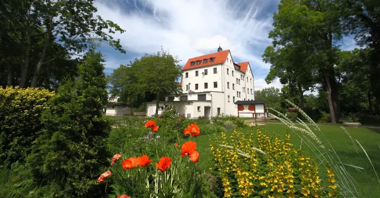 Das Schulgebäude der EURAKA-EXKLUSIV inmitten des grünen Außengeländes
